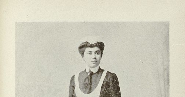 Enfermera de la Escuela de Santiago, 1904 En: Amaral Martínez, Moisés. La profesión de enfermera. Necesidad de difundir su enseñanza. Trabajo leído en el Segundo Congreso Médico Latino Americano celebrado en Buenos Aires, en abril de 1904. Santiago: Impr. y Enc. El Globo, 1904. 28 p.