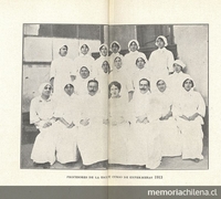Profesores y alumnas de la Escuela de Enfermeras del Estado, 1913En: Escuelas de Enfermeras. Prospecto. Santiago: Impr. Barcelona, 1914, 7 p.