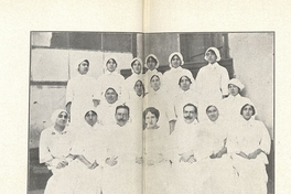 Profesores y alumnas de la Escuela de Enfermeras del Estado, 1913En: Escuelas de Enfermeras. Prospecto. Santiago: Impr. Barcelona, 1914, 7 p.