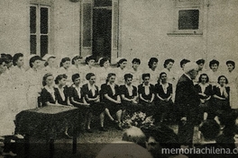 Graduación de enfermeras hospitalarias y sanitarias de la Universidad de Chile, 1948. Eva, (163): 37, 30 abril, 1948.