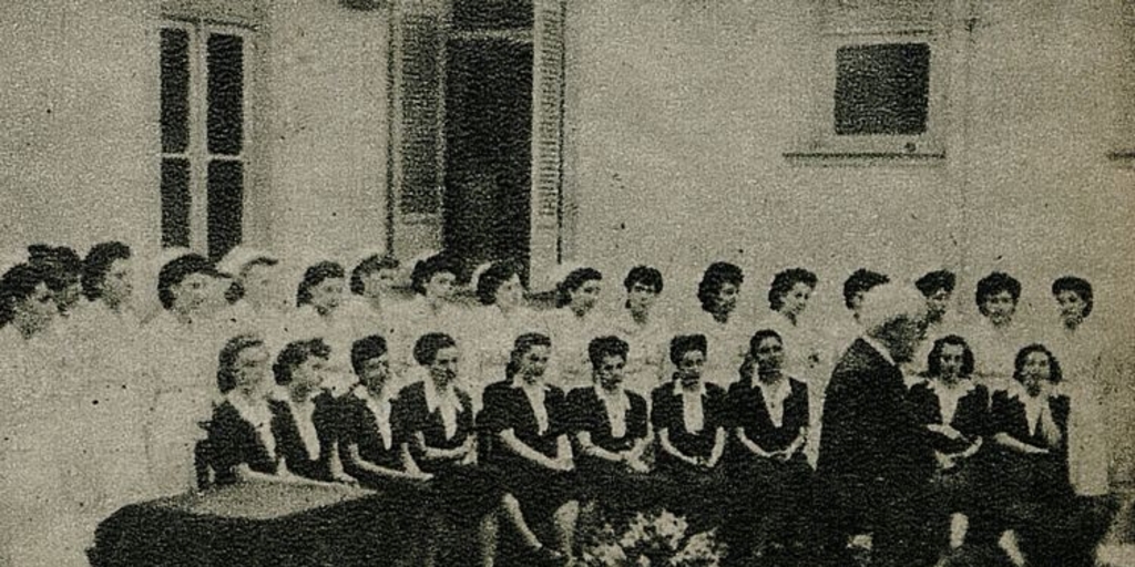 Graduación de enfermeras hospitalarias y sanitarias de la Universidad de Chile, 1948. Eva, (163): 37, 30 abril, 1948.