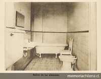 Sala de baño alumnas internado Escuela de Enfermeras Carlos Van Buren, 1935, p. 268, inferiorEn: de la Fuente, Rudesindo. "La escuela de enfermeras Carlos Van Buren", Revista de Asistencia Social, IV, (3): 257-285, septiembre, 1935.