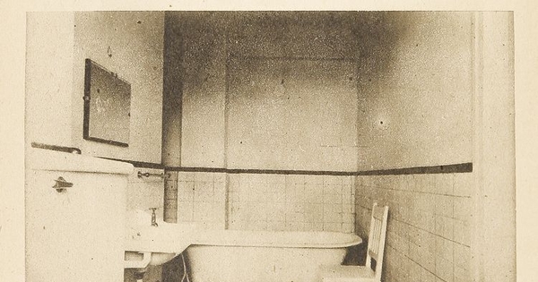 Sala de baño alumnas internado Escuela de Enfermeras Carlos Van Buren, 1935, p. 268, inferiorEn: de la Fuente, Rudesindo. "La escuela de enfermeras Carlos Van Buren", Revista de Asistencia Social, IV, (3): 257-285, septiembre, 1935.