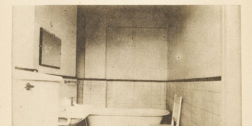 Sala de baño alumnas internado Escuela de Enfermeras Carlos Van Buren, 1935, p. 268, inferiorEn: de la Fuente, Rudesindo. "La escuela de enfermeras Carlos Van Buren", Revista de Asistencia Social, IV, (3): 257-285, septiembre, 1935.