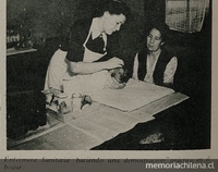 Enfermera sanitaria haciendo demostración práctica en un hogar, 1948. Eva, 3 de diciembre de 1948, p. 38