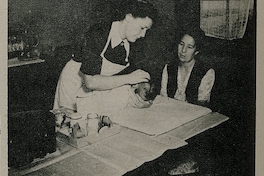 Enfermera sanitaria haciendo demostración práctica en un hogar, 1948. Eva, 3 de diciembre de 1948, p. 38