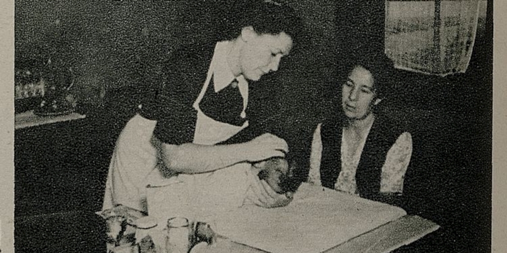 Enfermera sanitaria haciendo demostración práctica en un hogar, 1948. Eva, 3 de diciembre de 1948, p. 38