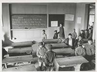 Pie de foto: Estudiantes primarios entrando a su sala de Clases, 1964