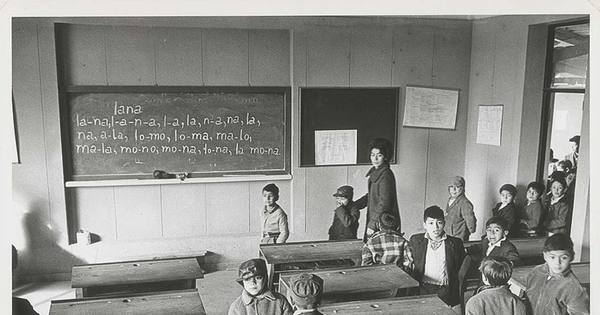 Pie de foto: Estudiantes primarios entrando a su sala de Clases, 1964