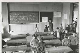 Pie de foto: Estudiantes primarios entrando a su sala de Clases, 1964