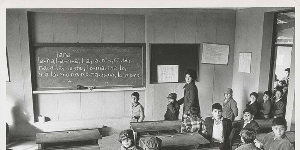 Pie de foto: Estudiantes primarios entrando a su sala de Clases, 1964