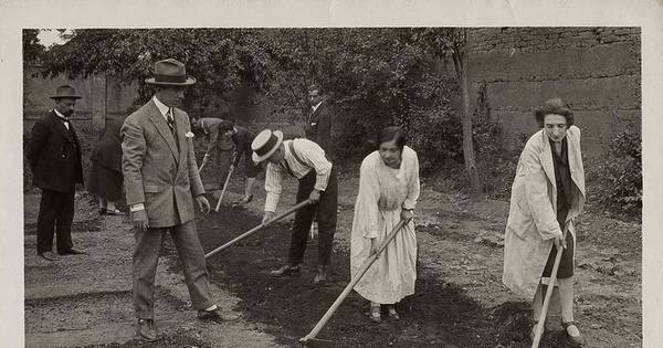 Pie de foto: Labores agrícolas en escuela normal de San Bernardo, hacia 1930