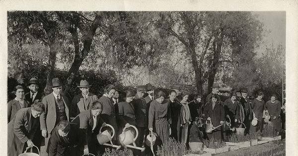 Pie de foto: Alumnos riegan hortalizas, en curso agrícola en Rengo, hacia 1935