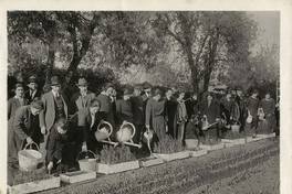 Pie de foto: Alumnos riegan hortalizas, en curso agrícola en Rengo, hacia 1935