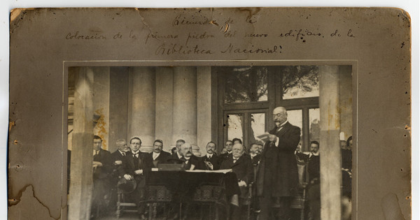 El Ministro de Instrucción Pública, don Fanor Paredes, lee su discurso ante el Presidente Barros Luco, en el atrio interior del antiguo Templo de Las Claras