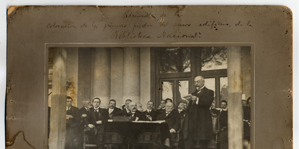 El Ministro de Instrucción Pública, don Fanor Paredes, lee su discurso ante el Presidente Barros Luco, en el atrio interior del antiguo Templo de Las Claras