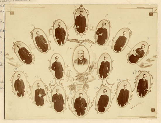 Retratos de varios hombres, en marcos ovalados, correspondientes al personal de la "Biblioteca Nacional", destacando Luis Montt, director en 1906 y Ramón Laval Alvear