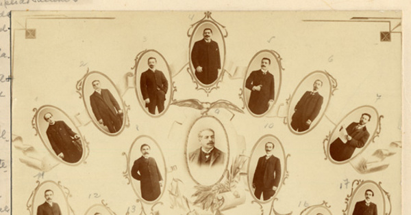 Retratos de varios hombres, en marcos ovalados, correspondientes al personal de la "Biblioteca Nacional", destacando Luis Montt, director en 1906 y Ramón Laval Alvear