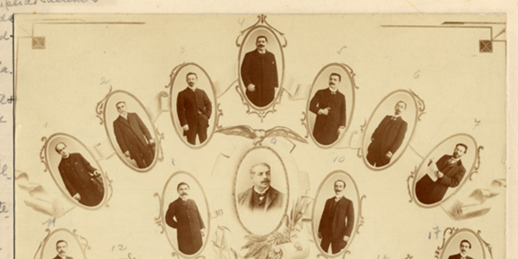 Retratos de varios hombres, en marcos ovalados, correspondientes al personal de la "Biblioteca Nacional", destacando Luis Montt, director en 1906 y Ramón Laval Alvear