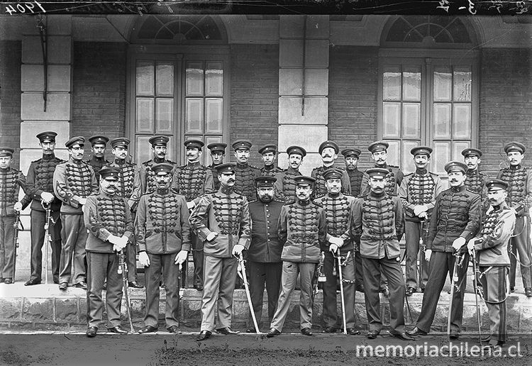 Pie de foto: Retrato de un grupo de soldados de la primera artillería. 1904.