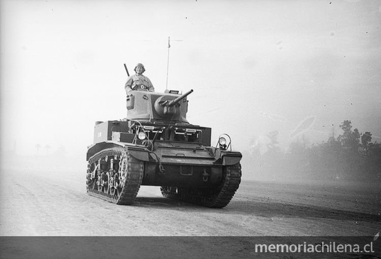 Pie de foto: Un tanque cruza la elipse del parque Cousiño, durante preparatoria de la parada militar 1946.