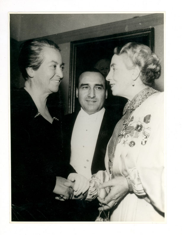[Ceremonia de entrega del Premio Nobel de Literatura a Gabriela Mistral] [fotografía]