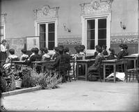 Pie de foto: Mujeres junto a su profesora en taller de moda en Escuela Normal Nº 3, hacia 1915