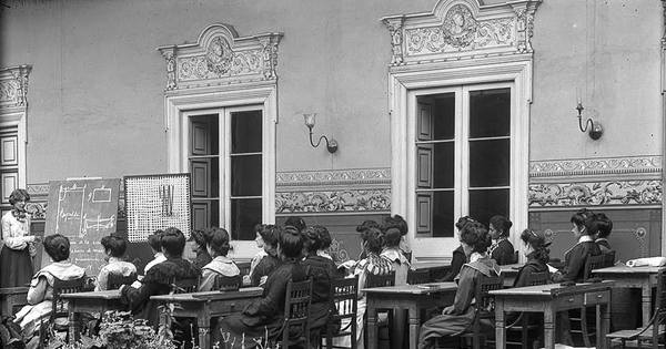 Pie de foto: Mujeres junto a su profesora en taller de moda en Escuela Normal Nº 3, hacia 1915