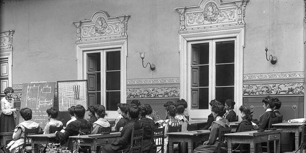 Pie de foto: Mujeres junto a su profesora en taller de moda en Escuela Normal Nº 3, hacia 1915