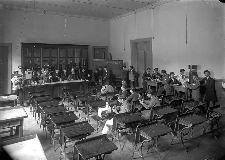 Pie de foto: Alumnos en la sala de Química y Física de Escuela José Abelardo Núñez, hacia 1920