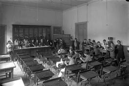 Pie de foto: Alumnos en la sala de Química y Física de Escuela José Abelardo Núñez, hacia 1920