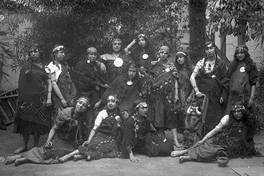 Pie de foto: Retrato de un grupo de alumnas de la Escuela Normal disfrazadas de mapuches, hacia 1918