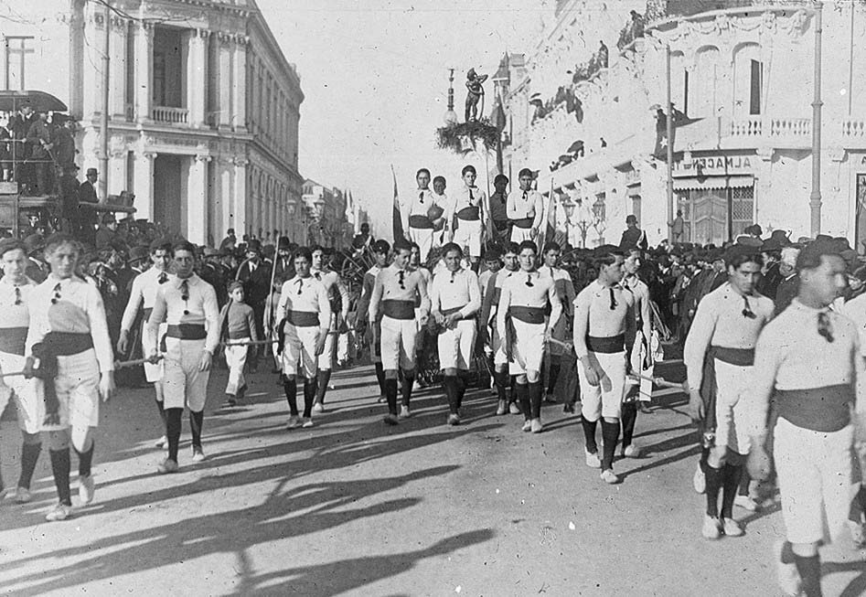 Pie de foto: Desfile de normalistas, hacia 1920