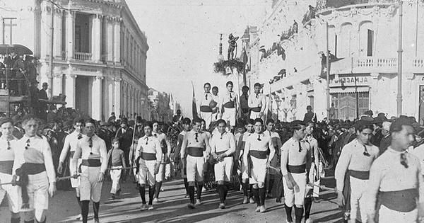 Pie de foto: Desfile de normalistas, hacia 1920