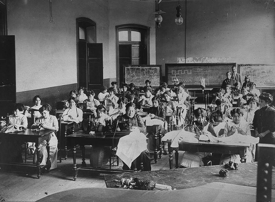 Pie de foto: Alumnas de la Escuela Normal de Talca en clases de costura, 1912