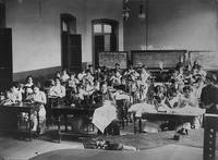 Pie de foto: Alumnas de la Escuela Normal de Talca en clases de costura, 1912