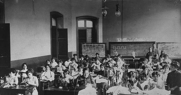 Pie de foto: Alumnas de la Escuela Normal de Talca en clases de costura, 1912