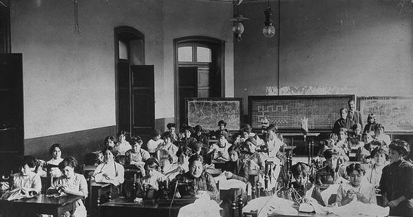 Pie de foto: Alumnas de la Escuela Normal de Talca en clases de costura, 1912