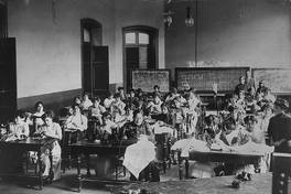 Pie de foto: Alumnas de la Escuela Normal de Talca en clases de costura, 1912