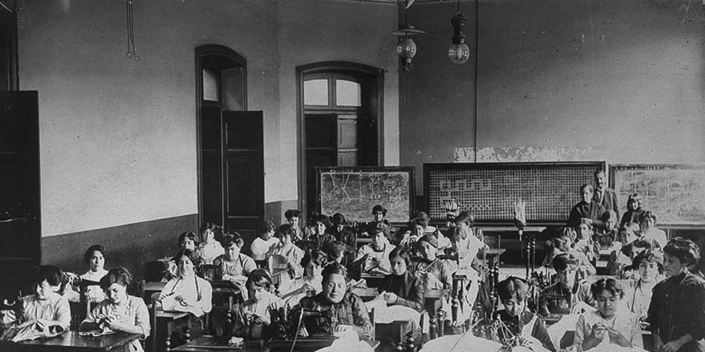 Pie de foto: Alumnas de la Escuela Normal de Talca en clases de costura, 1912