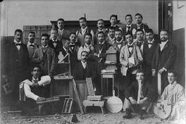 Pie de foto: Carpintería, primer curso normal, 1899