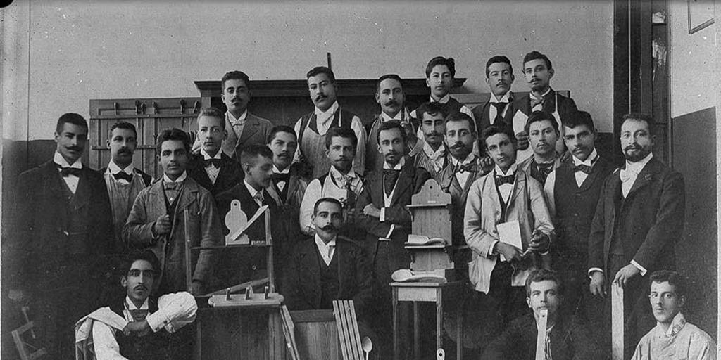 Pie de foto: Carpintería, primer curso normal, 1899
