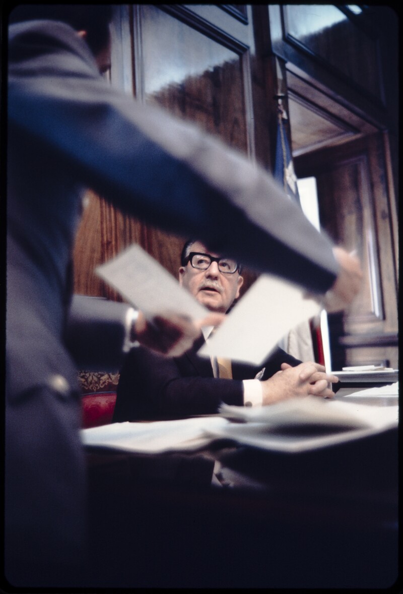 [Presidente Salvador Allende en su oficina del Palacio de La Moneda] Michael Mauney