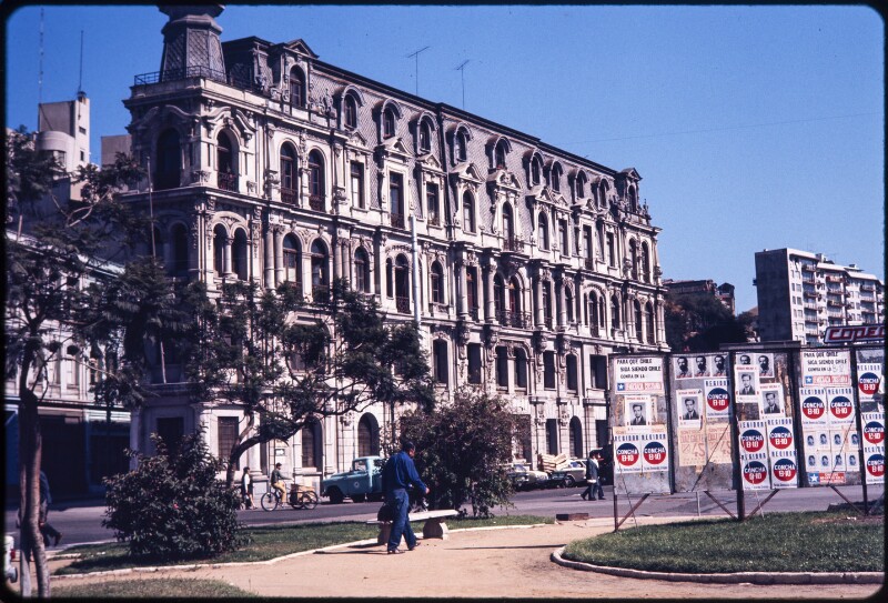 [Vista del Edificio Brown Carvallo desde la Plaza Lord Cochrane] Michael Mauney