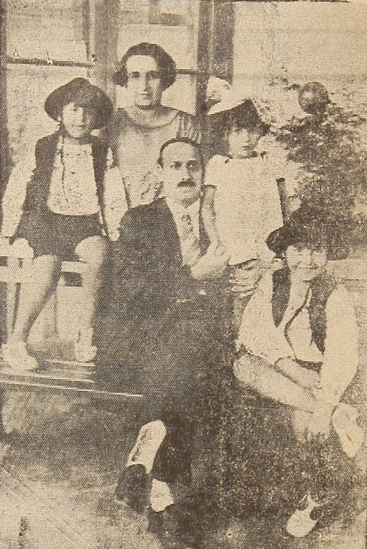 Ester Urzúa de Contardo, junto a su esposo e hijos