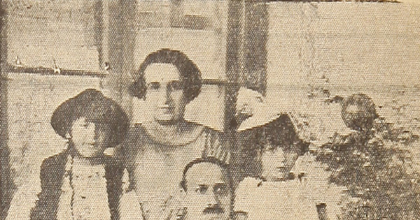 Ester Urzúa de Contardo, junto a su esposo e hijos