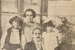 Ester Urzúa de Contardo, junto a su esposo e hijos