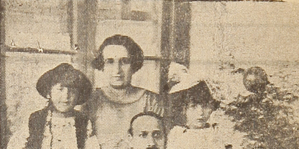 Ester Urzúa de Contardo, junto a su esposo e hijos