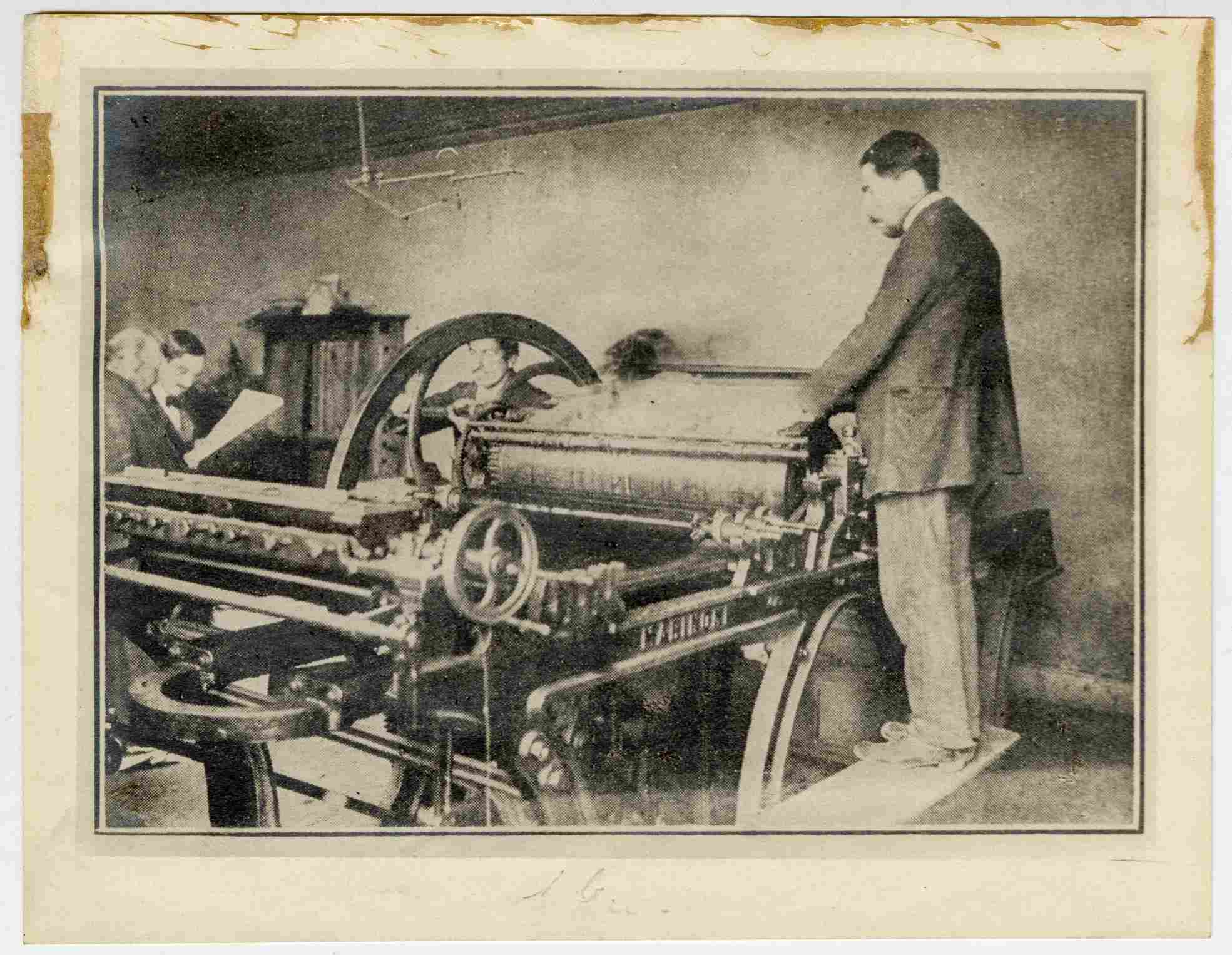 José Toribio Medina y personas no identificadas operando una imprenta