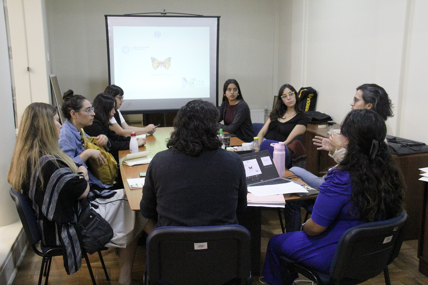 Presentación de Memoria Chilena a pasantes